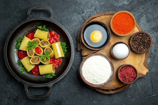 Free photo top view raw italian pasta with meat greens and tomato sauce inside pan on the dark grey background pasta dough meal food