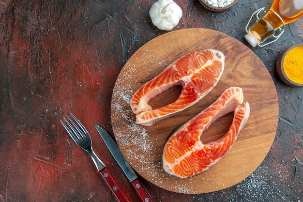 Free Photo top view raw meat slices on a dark background