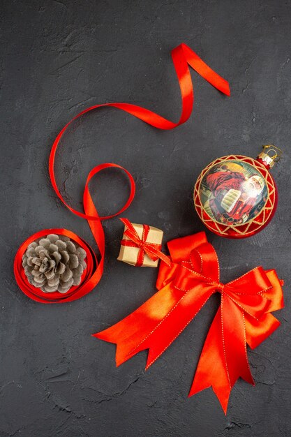 Free photo top view red bow xmas ornaments on beige surface