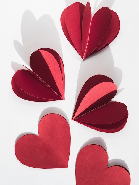 Free photo top view red paper heart shapes on table