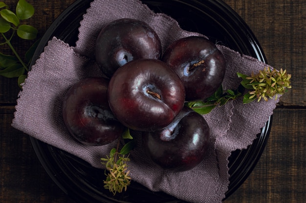 Free photo top view ripe plum fruit in a bowl