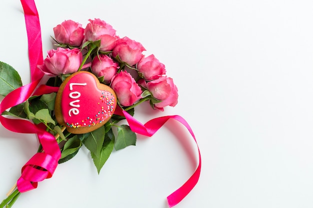 Free photo top view of rose bouquet with cookie