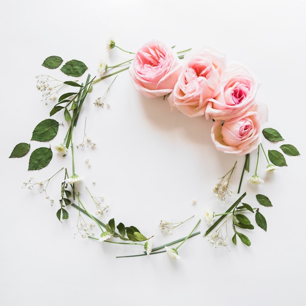 Free Photo top view of rose wreath