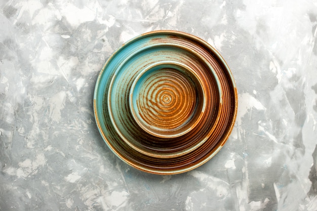 Free Photo top view of round brown plates different sized empty isolated on light grey surface