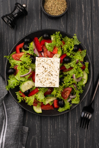 Free photo top view salad with feta cheese and oregano