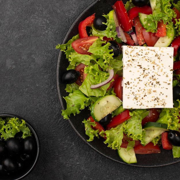 Free photo top view salad with feta cheese