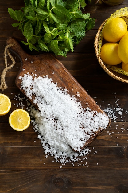 Free photo top view salt on wooden board