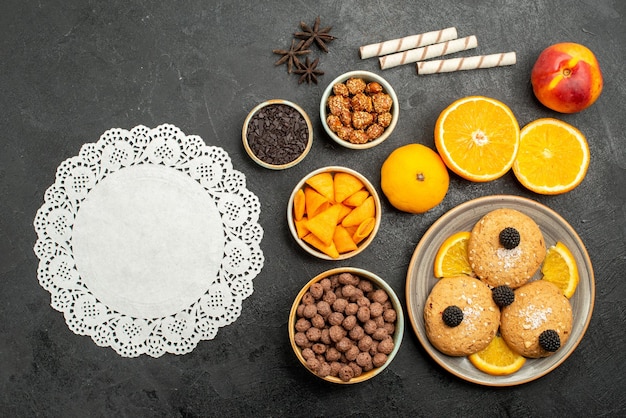 Free Photo top view sand cookies with orange slices on dark-grey surface sweet fruit biscuit cookies tea