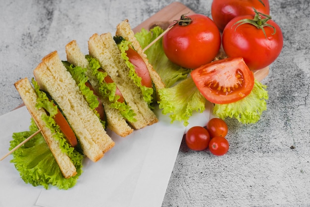 Free photo top view sandwiches with tomatoes beside