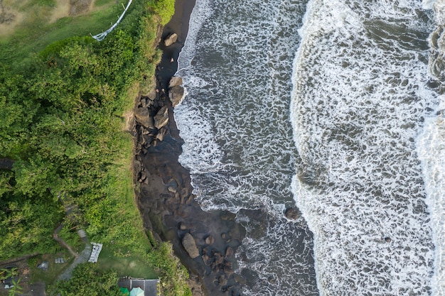 Free photo top view seascape with waves breaking against the rocks