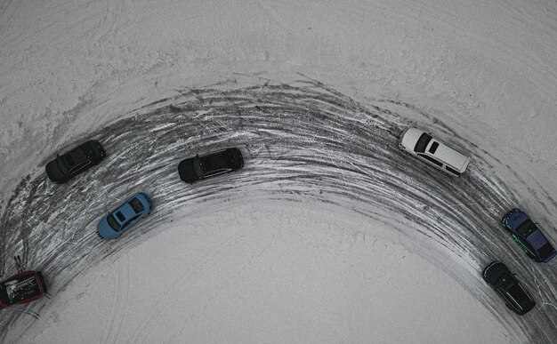 Free photo top view shot of some cars dirfting in the snow in chicago illinois