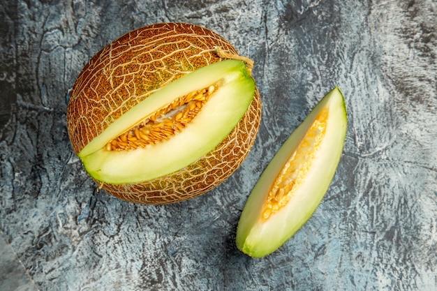 Free photo top view sliced fresh melon on dark-light table sweet fruit summer mellow