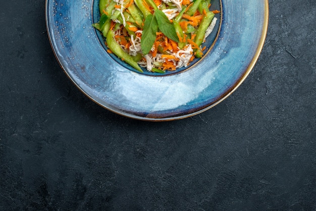 Free photo top view sliced vegetable salad inside plate on the dark grey background