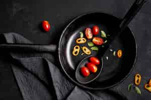 Free photo top view slices of tomatoes and chilli pepper in frying pan