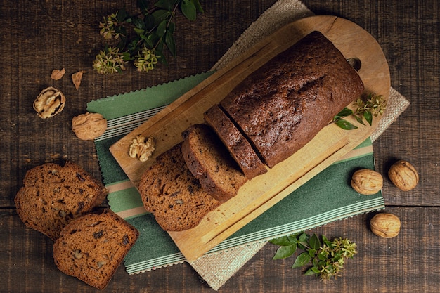 Free Photo top view slices of whole baked cake