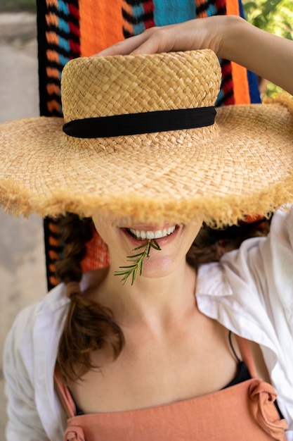 Free photo top view smiley woman wearing hat