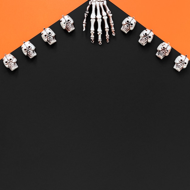 Free photo top view spooky halloween elements with copy space