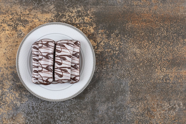 Free photo top view of stack of chocolate cookies on white plate.