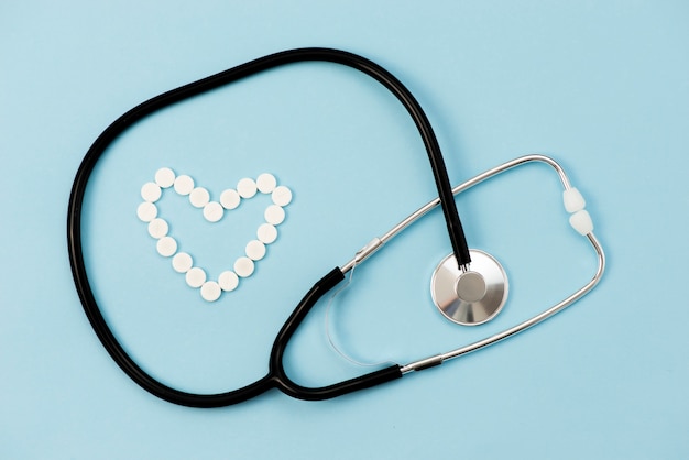 Free photo top view stethoscope on blue background