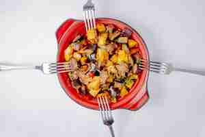 Free photo top view of stewed meat potatoes and eggplants on the table