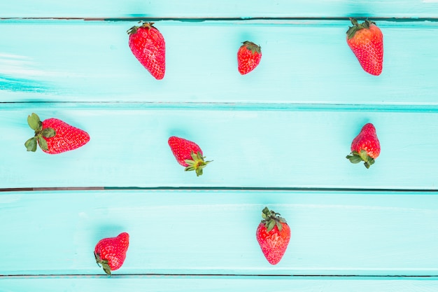 Free photo top view strawberries on blue background