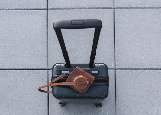 Free photo top view of suitcase and retro camera in leather case