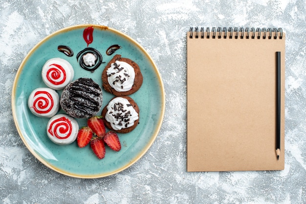 Free photo top view sweet biscuits with chocolate cake on white background candy sugar biscuit cake sweet tea