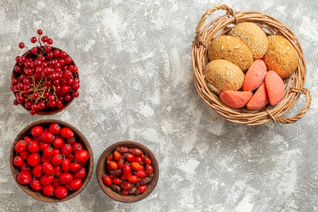 Free photo top view sweet biscuits with red fruits on the white background