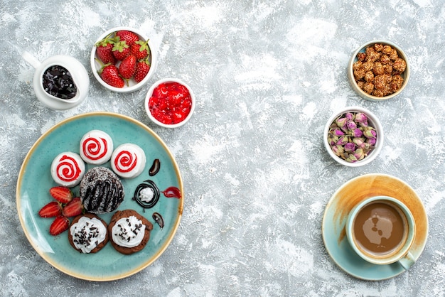 Free photo top view sweet delicious biscuits with cup of coffee on a white background biscuit sugar cake cookie sweet