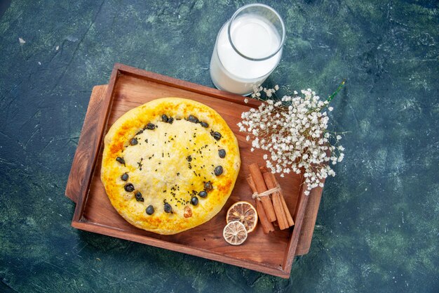 Free photo top view sweet pie inside wooden desk on a dark blue background fruit bake pie cake bake cookie hotcake dessert pastry