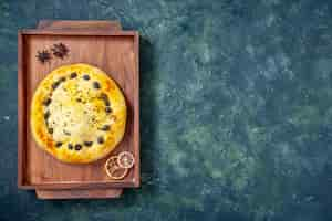 Free photo top view sweet pie inside wooden desk on dark blue background hotcake bake dessert fruit pastry cake pie cookie free space