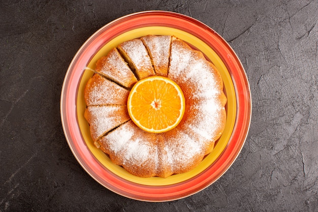 Free photo a top view sweet round cake with sugar powder and orange in the middle sliced sweet delicious inside plate and on the grey background biscuit sugar cookie