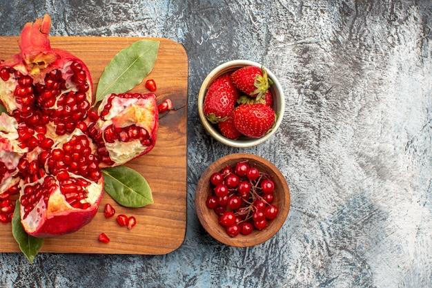 Free photo top view of sweet sliced pomegranates