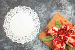 Free photo top view of sweet sliced pomegranates