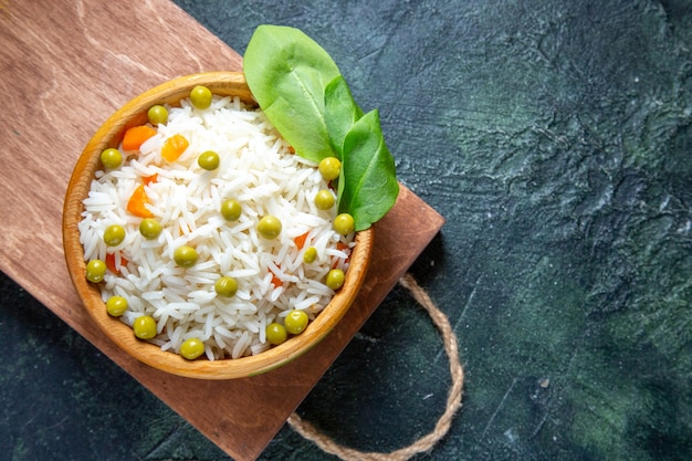 Free photo top view tasty boiled rice with green beans inside plate on dark desk