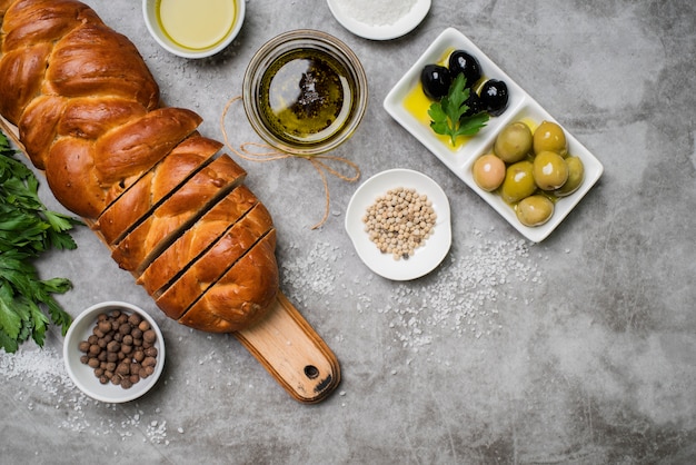 Free photo top view tasty bread with organic olives