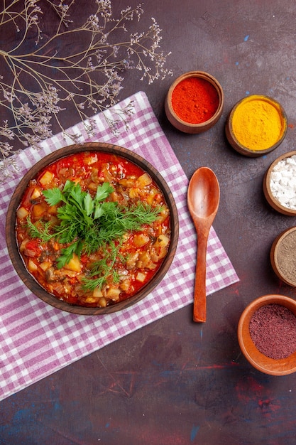 Free photo top view tasty cooked vegetables sauce meal with different seasonings on a dark purple surface sauce meal dish food