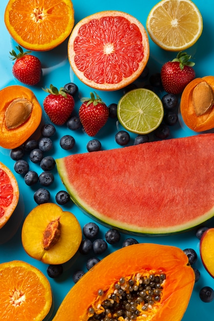 Free photo top view tasty fruits on blue background