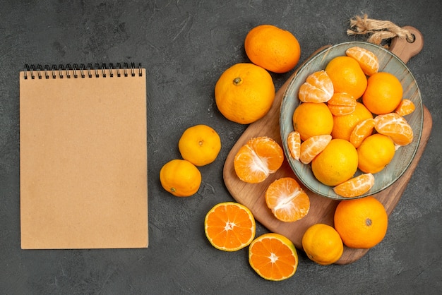 Free photo top view tasty juicy tangerines inside plate on grey background