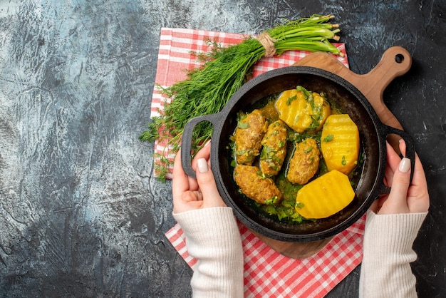 Free photo top view tasty meat rissole with boiled potatoes and greens on gray background color salad food meal dinner