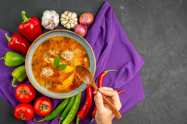 Free photo top view tasty meat soup with fresh vegetables on dark table photo dish food