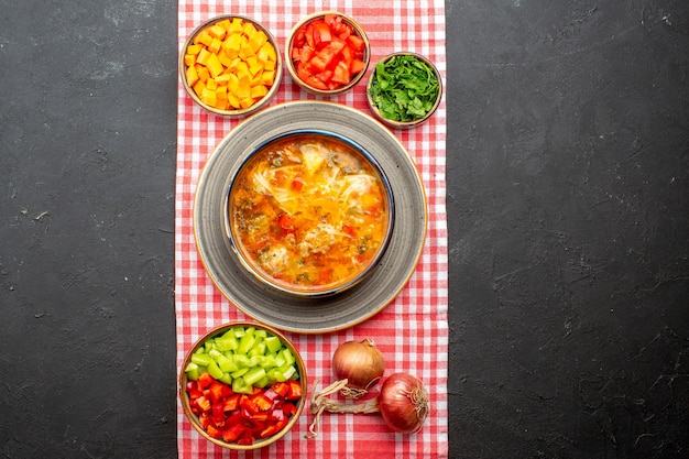 Free photo top view tasty meat soup with vegetables and greens on the grey background salad soup meal food dinner