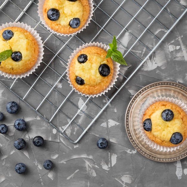 Free photo top view tasty muffin with blueberries