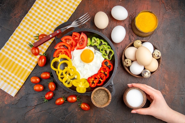 Free photo top view tasty omelette with sliced bell-peppers and seasonings on dark table