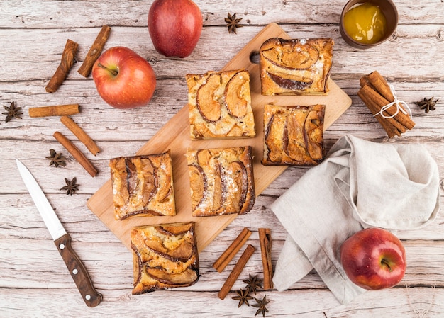 Free photo top view tasty pieces of cake and apples