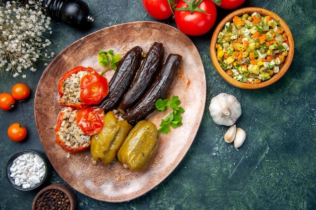 Free photo top view tasty vegetable dolma with tomatoes, food color dish meal dinner oil cook cuisine