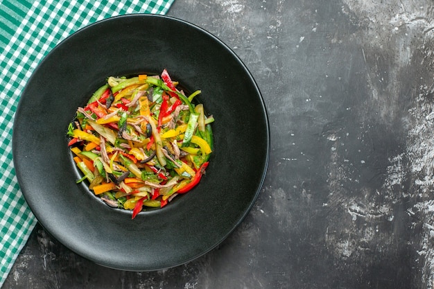 Free photo top view of tasty vegetable salad on dark surface