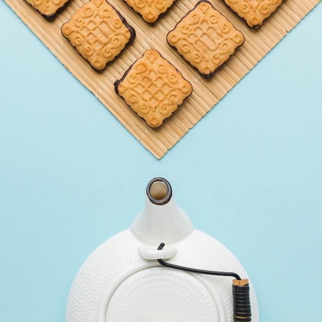 Free photo top view teapot and biscuits on the table