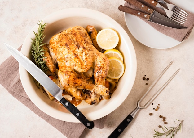 Free photo top view of thanksgiving roasted chicken dish with lemon slices