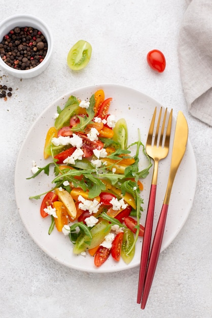 Free photo top view tomato salad with feta cheese